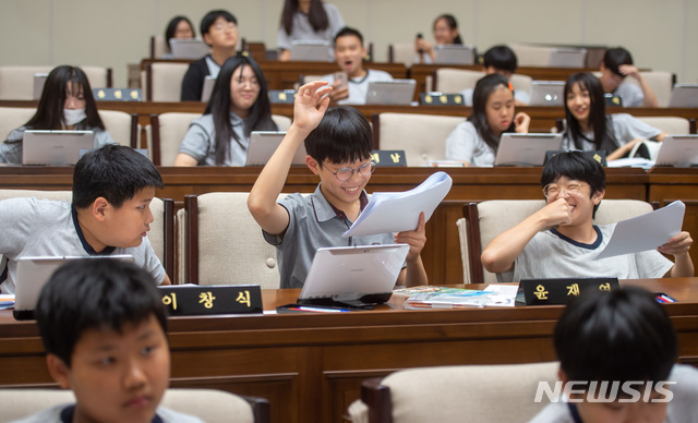  문정중학생들의 용인시의회 지방자치체험 모습. (사진제공=용인시의회)