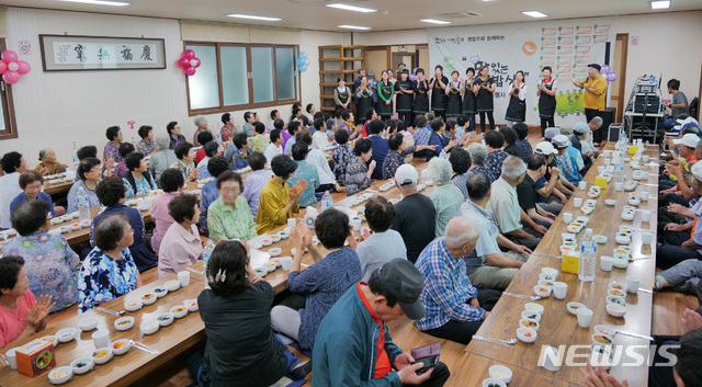 【제주=뉴시스】 우장호 기자 = 제주 서귀포시 대정읍 하모2리 노인들이 한 호텔에서 제공한 음식으로 즐거운 한때를 보냈다. (사진=뉴시스DB) photo@newsis.com