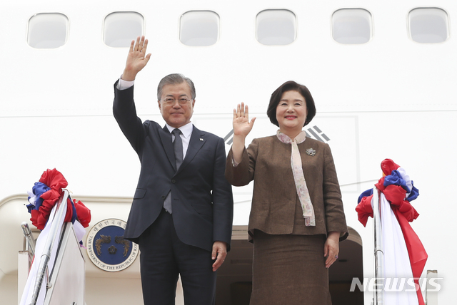 【비엔티안(라오스)=뉴시스】박진희 기자 = 문재인 대통령과 부인 김정숙 여사가 5일 동남아시아 3개국 순방 마지막 방문국인 라오스 와타이 국제공항에 도착해 환영객들을 향해 손 흔들고 있다. 2019.09.05.  pak7130@newsis.com