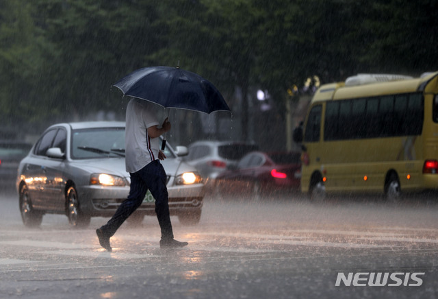 【성남=뉴시스】박미소 기자 = 전국에 가을장마가 내리고 있는 5일 오후 경기 성남시 분당구 네이버 그린팩토리 인근 거리에서 시민들이 우산을 쓰고 걸어가고 있다.  기상청은 제13호 태풍 '링링'이 오는 6일부터 7일까지 우리나라 전역에 영향을 미칠 것으로 밝혔다.2019.09.05.  misocamera@newsis.com
