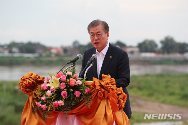 【비엔티안(라오스)=뉴시스】박진희 기자 = 라오스를 국빈 방문 중인 문재인 대통령이 5일 라오스 비엔티안 메콩강변에서 '한-메콩 관계 발전 비전'을 발표하고 있다. 2019.09.05.  pak7130@newsis.com 