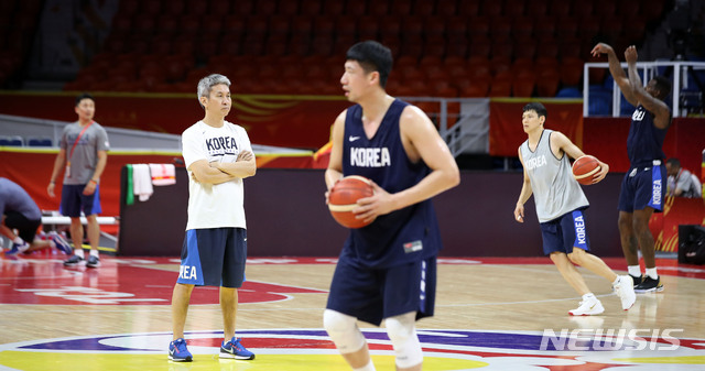 【광저우(중국)=뉴시스】김선웅 기자 = 대한민국 농구대표팀 김상식 감독이 2019 FIBA 농구월드컵 순위결정전(17위-32위) 중국과의 경기를 하루 앞둔 5일(현지시간) 중국 광저우 체육관에서 훈련을 지도하고 있다. 2019.09.05.  mangusta@newsis.com