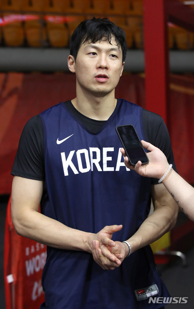 【광저우(중국)=뉴시스】김선웅 기자 = 대한민국 농구대표팀 이정현이 2019 FIBA 농구월드컵 순위결정전(17위-32위) 중국과의 경기를 하루 앞둔 5일(현지시간) 중국 광저우 체육관에서 훈련을 마친 후 인터뷰를 하고 있다. 2019.09.05.  mangusta@newsis.com