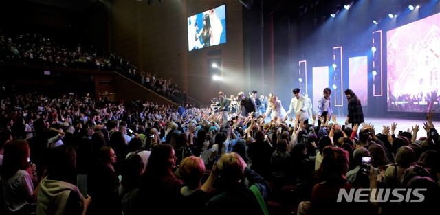 【서울=뉴시스】지난 8월 31일 러시아 모스크바 크로쿠스 시티홀에서 개최된 ‘2019 러시아 K-콘텐츠 엑스포’ K-POP 콘서트에서 현지 관객들이 K-Pop아티스트의 공연을 즐기고 있다. 사진은 한콘진 제공.