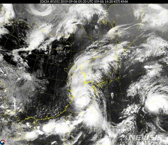 【서울=뉴시스】6일 제13호 태풍 '링링(LINGLING)'이 강풍과 함께 빠른 속도로 북상 중이다. 기상청에 따르면 태풍 링링은 중국 동쪽해상을 지나 토요일인 내일 새벽 제주 서쪽 해상을 통과한 뒤 이후 서해로 진입해 내일 저녁 황해도나 경기북부쪽 서해안으로 상륙할것으로 예상했다. 사진은 14시 29분 현재 위성사진. 2019.09.06. (사진=기상청 제공) photo@newsis.com