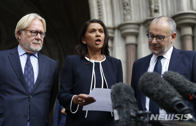영국 브렉시트의 '사법투쟁 여전사' 지나 밀러가 6일 존슨 총리의 하원정회 중치 처분신청에서 패한 뒤 법원 앞에서 변호인들과 발표하고 있다   AP