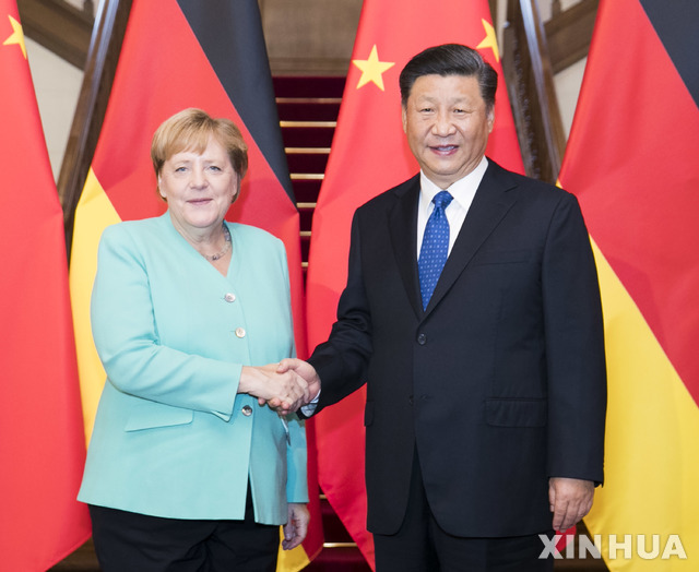 【베이징=신화/뉴시스】중국을 방문한 앙겔라 메르켈 독일 총리(왼쪽)가 6일 중국 베이징에서 시진핑 중국 국가주석과의 회담에 앞서 악수하고 있다. 2019.09.07