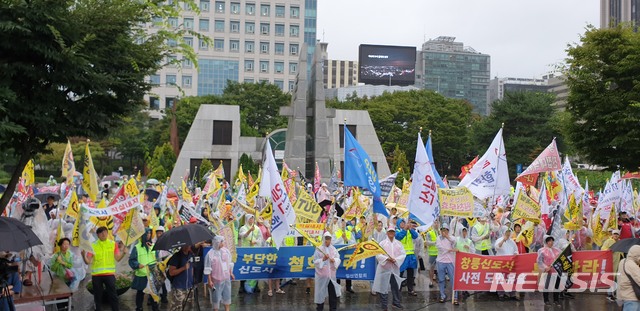 【서울=뉴시스】김가윤 기자 = 3기 신도시 전면백지화 연합대책위원회(연합대책위)와 공공주택지구 전국연대 대책협의회(공전협), 일산·운정신도시연합회는 이날 오후 5시 서울 종로구 세종로공원에 모여 '문재인 정부의 제3기 신도시 전면백지화 투쟁 촛불집회'를 열었다. 2019.09.07 (제공=공전협) yoon@newsis.com