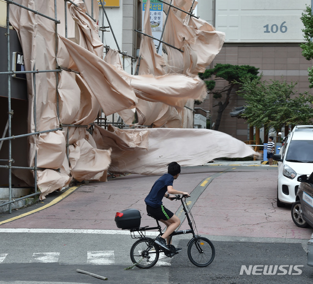 【수원=뉴시스】 김종택 기자 = 제13호 태풍 '링링'이 수도권으로 북상하면서 태풍경보가 발효된 7일 오후 경기 수원시 팔달구 인계동에서 재개발 공시장에 설치된 가림막이 강풍에 휘날리고 있다. 2019.09.07. semail3778@naver.com