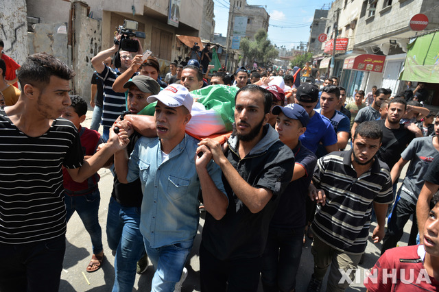 【가자지구=신화/뉴시스】7일 가자지구의 팔레스타인인들의 정례 시위에서 이스라엘군의 총에 맞아 숨진 14세 소년 칼레드 알라베이의 시신을 주민들이 옮기고 있다. 이날 시위대와 이스라엘군의 충돌로 2명이 죽고 76명이 중경상을 입었다고 임시 구호대는 발표했다. 2019.9.8     