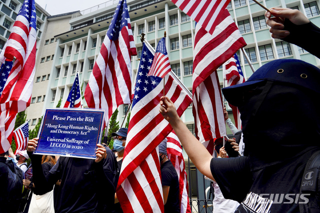 【홍콩=AP/뉴시스】검은 옷을 입고 마스크를 한 홍콩 시위대원들이 8일 미국 성조기와 '홍콩 민주화 및 인권법안' 통과를 촉구하는 포스터를 들고 미국 대사관을 향해 행진하고 있다. 시위대는 이날 도널드 트럼프 미 대통령에게 '홍콩 해방'을 촉구했다. 2019.9.8
