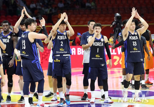 【광저우(중국)=뉴시스】김선웅 기자 = 8일 오후(현지시간) 중국 광저우체육관에서 열린 2019 FIBA 농구월드컵 순위결정전(17~32위) 대한민국과 코트디부아르의 경기, 80-71로 승리를 거둔 대한민국 선수들이 기뻐하고 있다. 2019.09.08.   mangusta@newsis.com