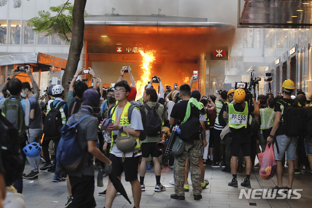 【홍콩=AP/뉴시스】홍콩에서 8일 시위대가 홍콩섬에 있는 지하철 MTR 중앙역 출구에 불을 질러 화염이 치솟고 있다. 시위대는 이날 미국 총영사관 앞에서 '홍콩 인권민주주의 법안' 조기 통과를 촉구하는 평화시위를 벌였지만 이후 일부 시위대가 과격행동에 나서면서 밤 늦게까지 곳곳에서 경찰과 격렬히 충돌했다. 2019.09.09