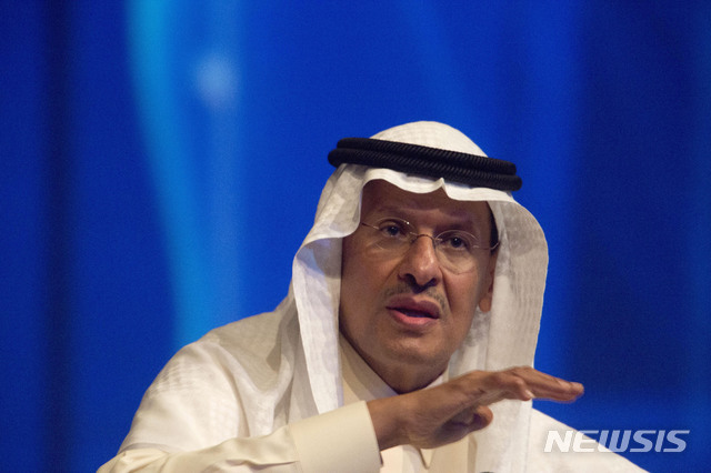 【아부다비=AP/뉴시스】왕족 최초로 사우디아라비아 에너지 장관으로 임명된 압둘아지즈 빈 살만 왕자가 9일(현지시간) 아랍에미리트(UAE) 아부다비에서 열린 세계에너지총회(WEC)에서 발언하고 있다. 2019.09.10. 
