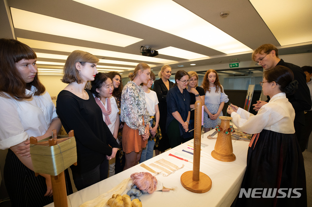한·폴 수교 30주년 기념 '2019 한국무형문화재주간' 매듭장 시연 모습