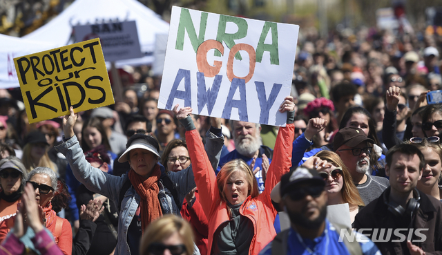 【샌프란시스코 = AP/뉴시스】 지난 해 3월 샌프란시스코 시민들의 총기규제법 촉진 및 전미총기협회(NRA)에 대한 항의 집회.   NRA는 올 9월9일 샌프란시스코시가 총기협회를 '국내 테러단체'로 규정한데 대해서 시 당국을상대로 소송을 제기했다.  