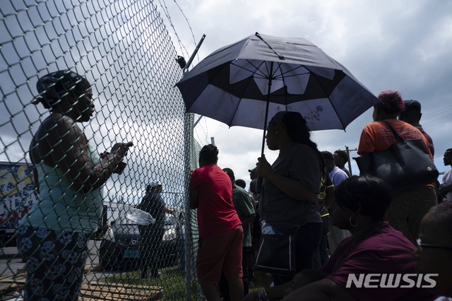 【프리포트( 바하마 )=AP/뉴시스】 허리케인 도리안으로 집을 잃은 이재민들이 프리포트의 한 대피소 앞에서 10일 구호품을 기다리고 있다.  