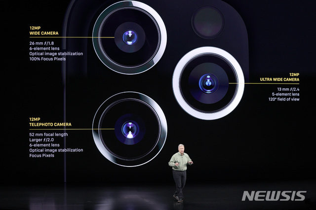 【쿠퍼티노=AP/뉴시스】애플의 월드와이드 마케팅 수석 부사장 필 쉴러가 10일(현지시간) 미 캘리포니아주 쿠퍼티노의 스티브 잡스 극장에서 열린 '애플 스페셜 이벤트 2019' 중 아이폰11 프로와 아이폰11 프로 맥스에 관해 설명하고 있다.애플은 이날 아이폰11, 아이폰11 프로, 아이폰11 프로 맥스 등 신형 아이폰 3가지 모델과 신형 스마트워치 '애플워치5' 및 '애플TV+' 등을 발표했다.공개된 아이폰11 시리즈 3종은 혁신적 기능보다는 전작 대비 성능을 강화하는 데 주력했고, 가격이 상대적으로 저렴하다는 평가를 받고 있다. 2019.09.11.