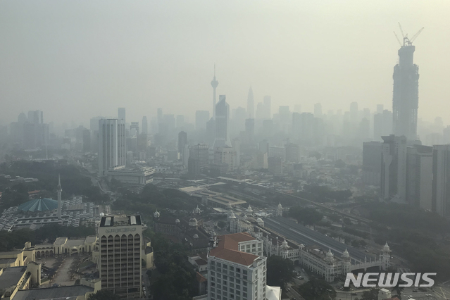 【쿠알라룸푸르=AP/뉴시스】인도네시아에서 발생한 대규모 산불로 인해 11일 말레이시아 쿠알랄룸푸르 시내 중심가에 연기가 자욱하게 끼어 있다. 2019.09.12 