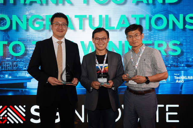 【서울=뉴시스】SK텔레콤은 11일(현지시각) 싱가포르에서 열린 ‘TechXLR8 Asia’ 어워드에서 ‘5G 혁신 기술’ 등 총 3개 부문에서 수상했다고 밝혔다. 사진은 어워드에 참석한 SK텔레콤 이강원 클라우드랩스장(가운데), 류탁기 AN개발팀장(왼쪽)과 구성원의 모습. (사진=SK텔레콤 제공) 2019.09.12