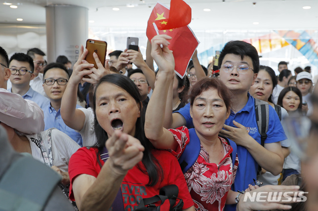 【홍콩=AP/뉴시스】12일(현지시간) 홍콩 친중(親中) 지지자들이 홍콩 시내 국제금융센터(IFC) 쇼핑몰에서 중국 국기를 들고 홍콩 민주화 시위대와 언쟁을 벌이고 있다. 수천 명의 홍콩 시위대는 쇼핑몰 안에서 최근 시위대 사이에 홍콩 국가라는 'Glory to Hong Kong (홍콩에 영광을)'이라는 노래를 부르며 반중 시위를 벌였다. 2019.09.12.