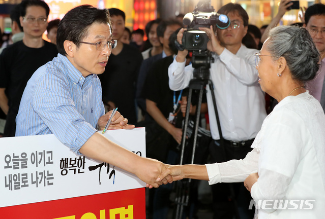 【서울=뉴시스】이영환 기자 = 자유한국당 황교안 대표가 12일 오후 서울 용산구 서울역 광장에서 조국 법무부 장관 임명 철회를 촉구하며 1인 시위를 하던 중 한 지지자와 인사를 나누고 있다. 2019.09.12.  20hwan@newsis.com