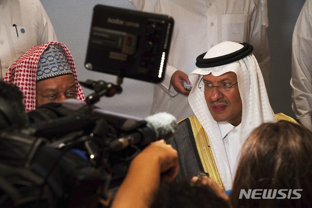 【아부다비=AP/뉴시스】사우디아라비아 에너지 장관인 압둘아지즈 빈살만 왕자가 12일(현지시간) 아랍에미리트연합(UAE) 아부다비에서 열린 OPEC+ 장관급감시위원회(JMMC) 회의가 끝난 후 기자들의 질문에 답하고 있다. 그는 오는 12월 오스트리아 빈에서 열릴 OPEC+ 회의에서 감산량을 늘리는 방안이 논의될 것이라고 말했다. 2019.09.13
