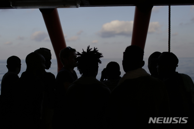 【오션 바이킹 선상=AP/뉴시스】아프리카 난민 82명을 태운 채 일주일 가까이 지중해를 떠돈 국제 구호단체 구조선이 14일(현지시간) 이탈리아 정부로부터 입항 허가를 받았다. 13일 난민 구조선 '오션 바이킹'에 타고 있는 난민들이 바다를 바라보고 있다. 2019.09.14