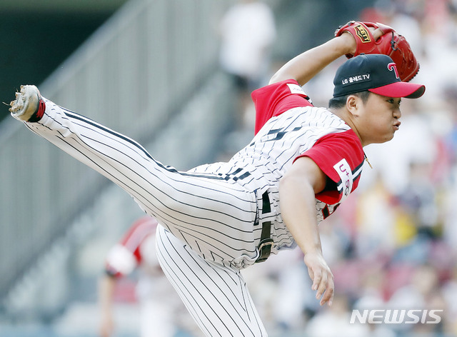 【서울=뉴시스】최동준 기자 = 15일 서울 잠실야구장에서 열린 2019 KBO 리그 두산 베어스 대 LG 트윈스의 경기, 9회 LG 마무리 고우석이 투구하고 있다. 2019.09.15. photocdj@newsis.com