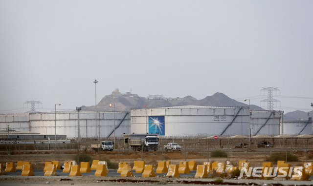 【지다( 사우디아라비아)=AP/뉴시스】드론 공격으로 최대 석유시설 두 곳의 가동을 중단한 사우디아라비아 국영 석유회사 아람코가 16일까지 생산량의 3/1을 회복할 것으로 예상했다. 사진은 사우디 지다 북부지역에 위치한 아람코의 저유탱크들. 2019.09.16.