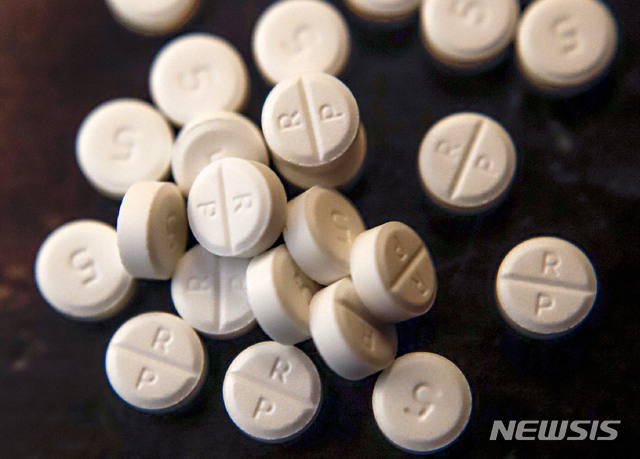[AP/뉴시스]지난 2019년 6월17일(현지시간) 촬영한 사진에서 마약성 진통제 오피오이드 성분이 들어있는 약물이 보이고 있다. 2021.02.16.