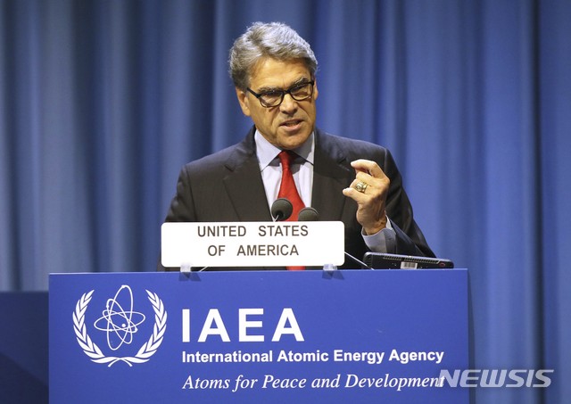 16일 미국의 릭 페리 에너지장관이 IAEA 총회에서 연설하고 있다  AP