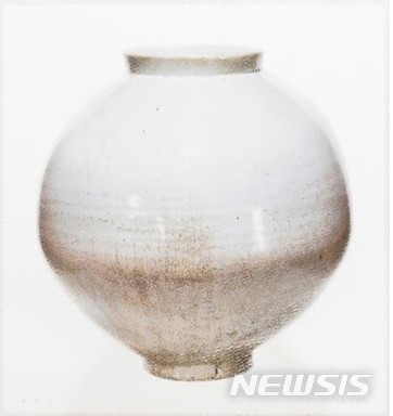 【서울=뉴시스】고영훈, Moon Jar, in Summer, acrylic on plaster and canvas, 81.5☓87cm, 2017, 추정가 4500만~7800만원