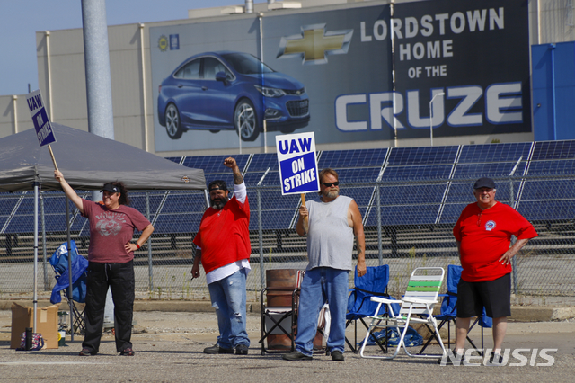 【로드스타운=AP/뉴시스】9월16일(현지시간) 미 오하이오주 로즈타운의 폐쇄된 조립공장 문 밖에서 피켓을 든 GM 노동자들이 시위를 벌이고 있다. 전미자동차노조(UAW)가 GM과의 협상이 결렬돼 파업에 돌입하기로 결정하면서 미국 내 GM 공장에 근무하는 UAW 소속 노동자 약 4만9000명이 파업에 들어가 GM의 미국 생산이 중단되면서 생산에 차질이 빚어지게 됐다. 2019.10.18.