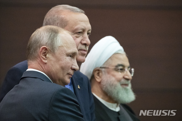 【앙카라=AP/뉴시스】 블라디미르 푸틴(왼쪽) 러시아 대통령, 레제프 타이이프 에르도안(가운데) 터키 대통령, 하산 로하니 이란 대통령이 정상회담을 앞두고 사진을 촬영하고 있다. 시리아 내전에 개입해 온 러시아·터키·이란 3국 정상은 16일(현지시간) 터키 수도 앙카라에서 만나 시리아의 개헌을 위한 헌법위원회 구성에 마침내 합의를 이뤄냈다고 밝혔다. 2019.9.17.