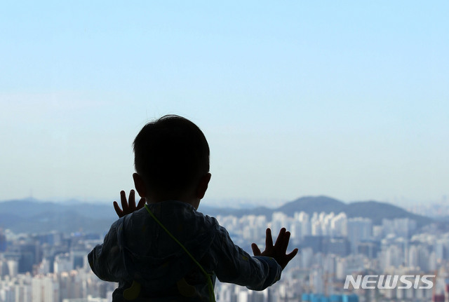 【서울=뉴시스】 박미소 기자 = 전국이 맑은 날씨를 보이는 17일 오전 서울 여의도 63빌딩에서 한 아이가 하늘을 바라보고 있다. 2019.09.17. misocamera@newsis.com