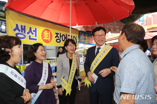 대구시 김대권 수성구청장 신매시장 추석맞이 장보기 행사 참여 모습. 