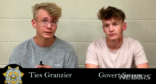 【AP/뉴시스】네덜란드인 유튜버 티스 그란지에르(왼쪽)가 지난 10일 미국 네바다 주에 있는 51구역에 무단침입했다가 체포됐다.  사진은 나이 카운티 경찰이 AP통신에 제공한 것이다. 2019.09.19.