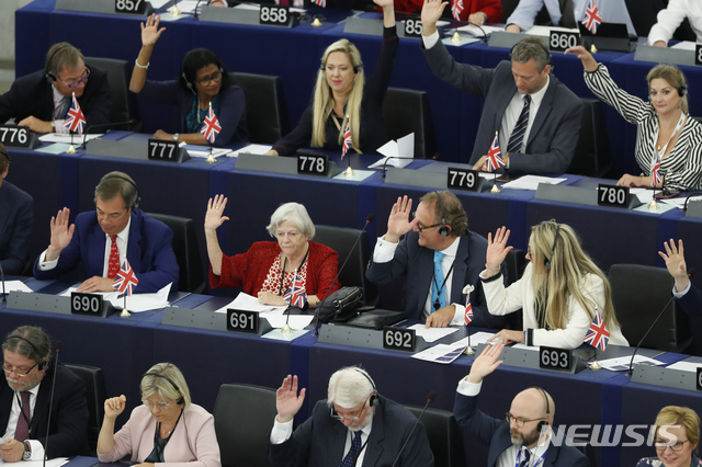 유럽의회 의원들이 18일 영국 브렉시트에 관한 결의안 투표에 임하고 있다    AP