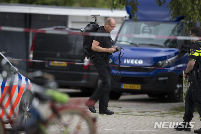 【암스테르담(네덜란드)=AP/뉴시스】네덜란드 암스테르담에서 18일 범죄조직 보스들의 살인사건 관련 재판 핵심 증인을 대리해온 변호사가 총격을 받아 숨진 사건이 발생했다. 이 사건으로 네덜란드 국민들이 충격과 분노에 빠진 가운데 피격 현장에서 한 과학수사 요원이 조사를 벌이고 있다. 2019.9.19