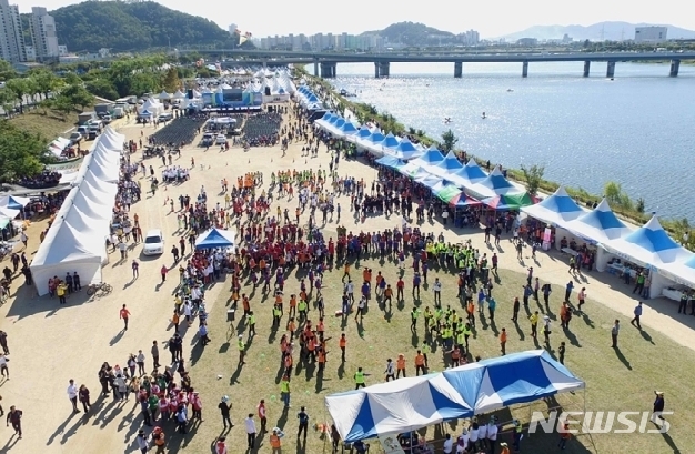 【대구=뉴시스】김정화 기자 = 대구 행복북구문화재단은 오는 9월28일부터 29일까지 산격대교 문화광장에서 '2019 금호강바람소리길 축제'를 개최한다. 사진은 축제가 열리는 금호강 문화광장 전경. (사진=대구시 북구 제공) photo@newsis.com