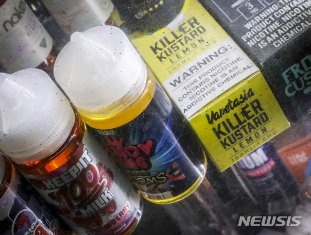 【뉴욕= AP/뉴시스】 올 9월 16일 뉴욕의 판매점에 전시된 흡입식 액상 전자담배 상품들. 미국의 대형유통회사들은 사망과 발병이 잇따라 발생한 이 제품들에 대한 당국의 규제강화 움직임에 대비해 판매를 중지하겠다고 밝혔다. 2019.10.08  