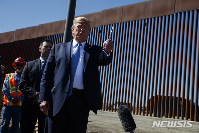 【오테이메사=AP/뉴시스】도널드 트럼프 미국 대통령이 18일(현지시간) 멕시코와 국경을 맞대고 있는 미 캘리포니아주 오테이메사를 방문해 국경장벽을 둘러보고 있다. 2019.09.19.