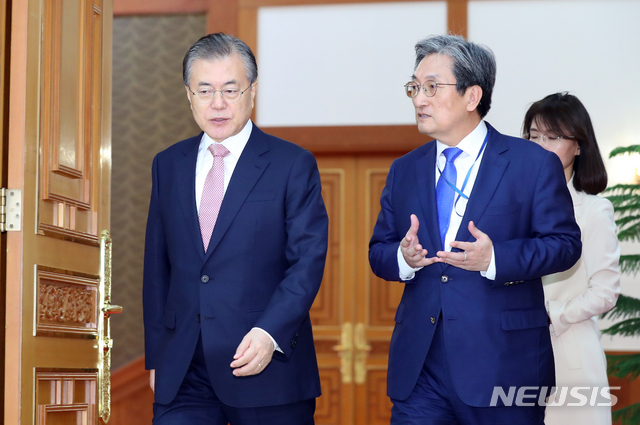 文대통령, 공식 일정 없이 현안 점검…여야 관계, 日 해법 등 고심