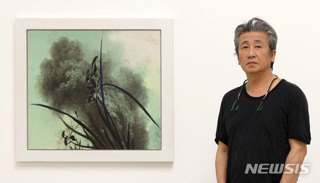 【서울=뉴시스】박현주 미술전문기자= 작가 코디 최는 이종 문화 충돌의 개념을 실험하고 있는 페인팅 시리즈 '하드 믹스 매스터 시리즈2'전을 서울 삼청동 PKM갤러리에서 선보인다.