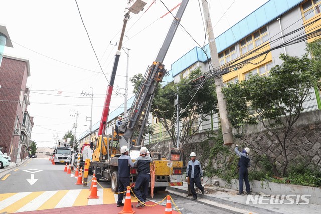 [서울=뉴시스] 초등학교 앞 통학로 전봇대 이설. (사진=성동구 제공) photo@newsis.com