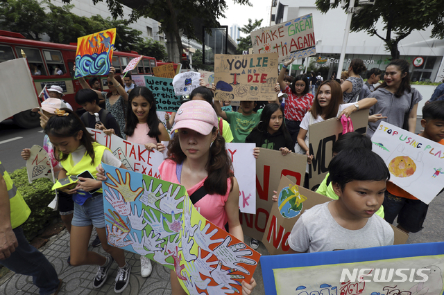 【방콕(태국)=AP/뉴시스】태국 방콕 시민들이 20일 기후변화에 대처하기 위한 행동에 즉각 나설 것을 정부에 촉구하는 가두행진을 벌이고 있다. 다음주 유엔 기후정상회의를 앞두고 이날 전세계에서 '기후를 위한 세계 파업'이 열릴 계획인 가운데 호주에서 시작된 시위가 홍콩과 인도, 태국, 필리핀 등 아시아 각국으로 확산되고 있다. 2019.9.20