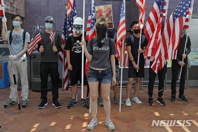 【홍콩=AP/뉴시스】홍콩의 친민주주의 성향 대학생들이 20일(현지시간) 홍콩대 캠퍼스에서 미국 성조기를 들고 시위를 벌이고 있다. 시위대는 미국 정부 및 의회를 향해 홍콩인권민주주의법안 채택을 촉구하고 있다. 2019.09.20 