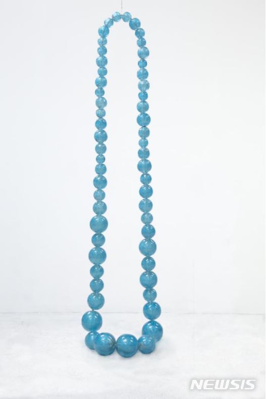 【서울=뉴시스】장-미셸 오토니엘, 2019 Murano Glass, Stainless Steel 310 x 50 x 18 cm Courtesy of the artist and Kukje Gallery 사진제공: 국제갤러리 