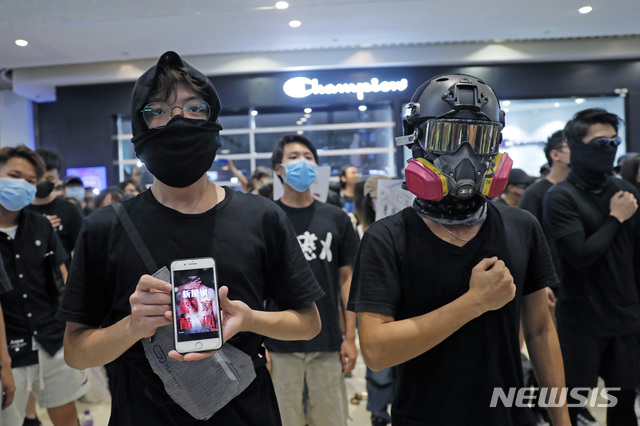 【홍콩=AP/뉴시스】얼굴을 가린 홍콩 시위대가 21일 한 쇼핑몰에서 구호를 외치고 노래를 부르며 시위를 벌이고 있다. 2019.09.22